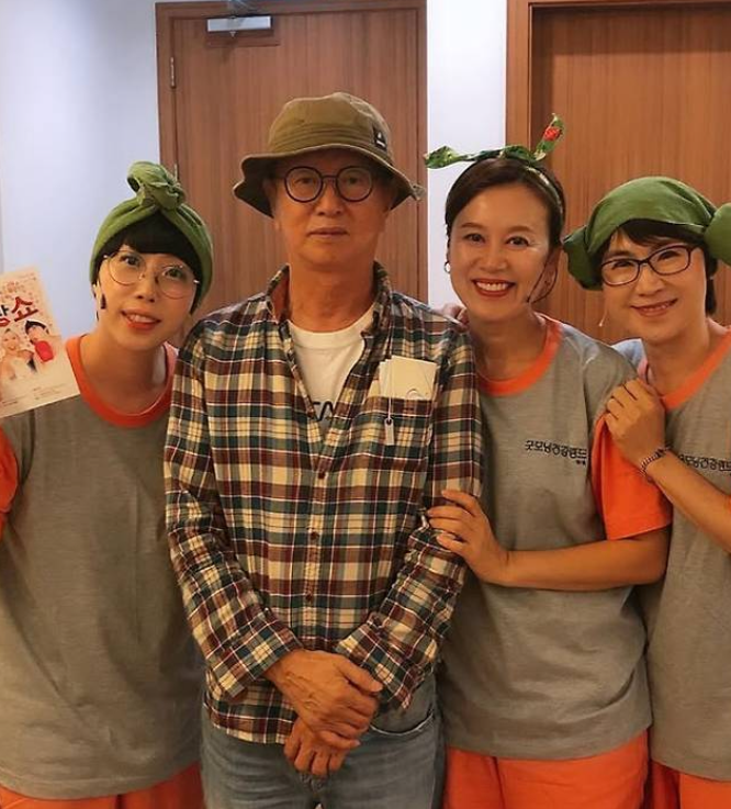 코미디의 거장 전유성 후배들과 함께 웃음을 나누는 전유성