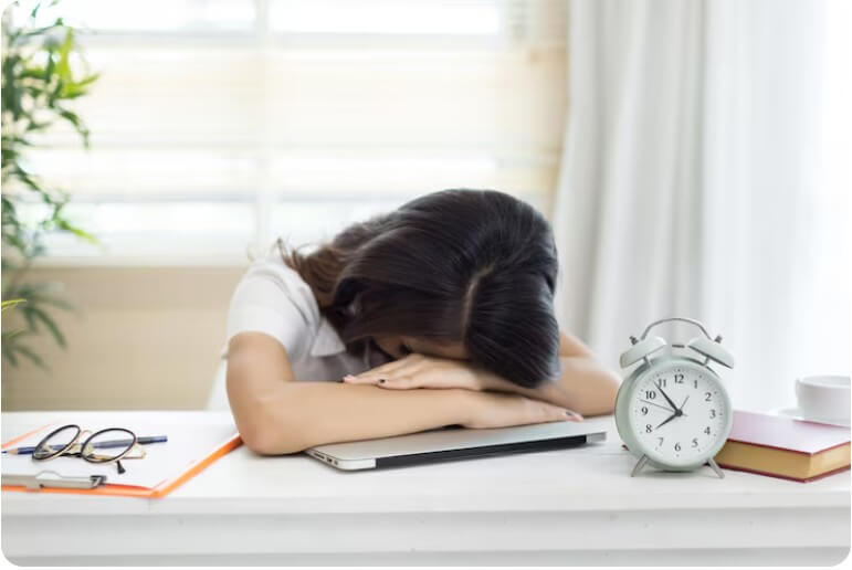몸이 피곤해 지쳐 있는 직장인