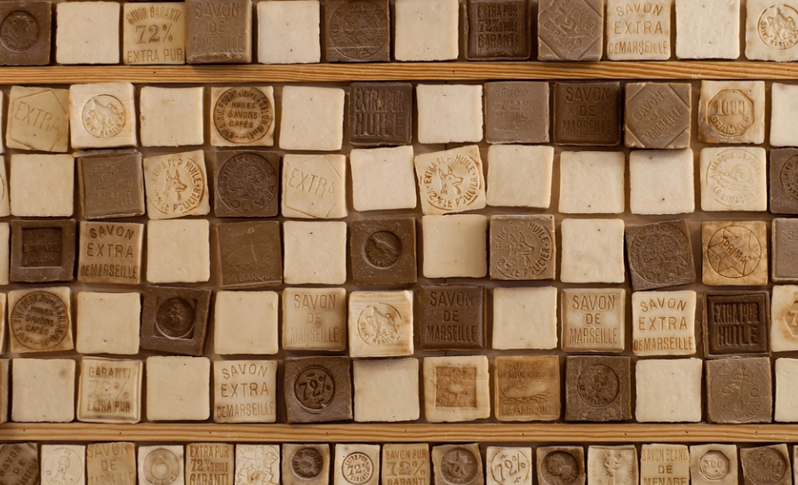 커피 찌꺼기 활용법으로 수제 비누를 만들 수 있다