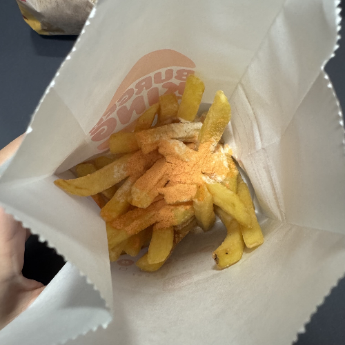 시즈닝이 뿌려진 감자튀김