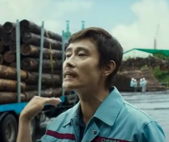만수가 직장에서 자신이 해고될 줄은 꿈에도 모르고 동료들 앞에서 해고는 모가지를 의미한다며 말하는 장면
