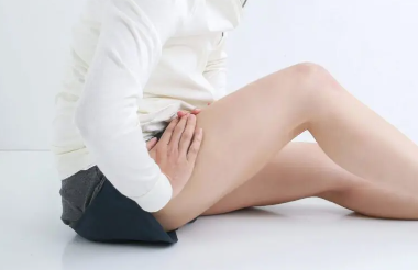 다리가 아픈 여자