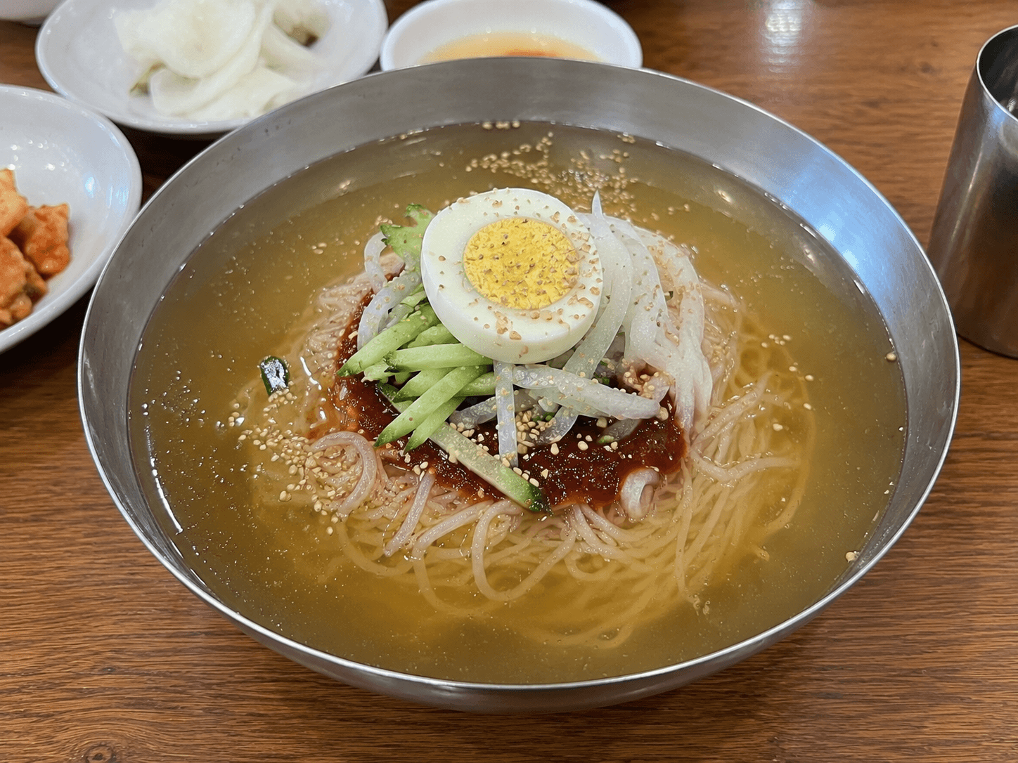 쫄깃한 면발의 수제 부산 밀면