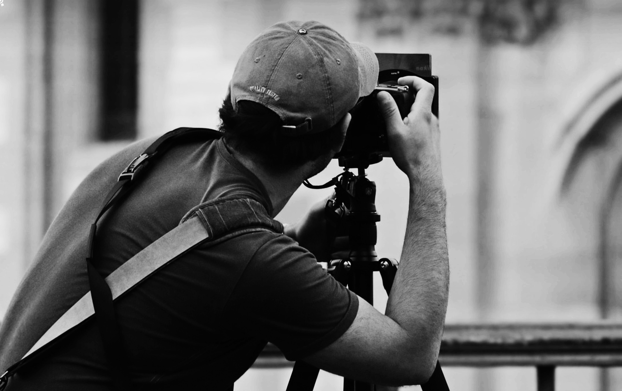 사진을 찍는 사진작가의 모습