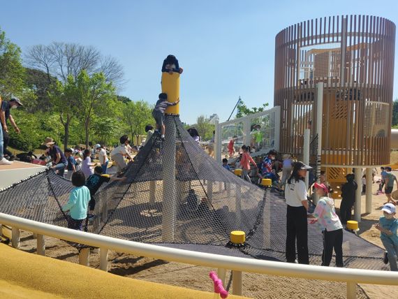  서울 어린이대공원 숲속 놀이터와 물놀이터 전경