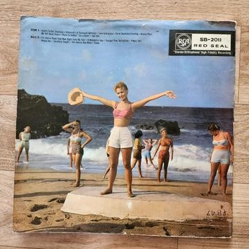 아름다운 해변과 주인공 넬리가 노래하는 장면