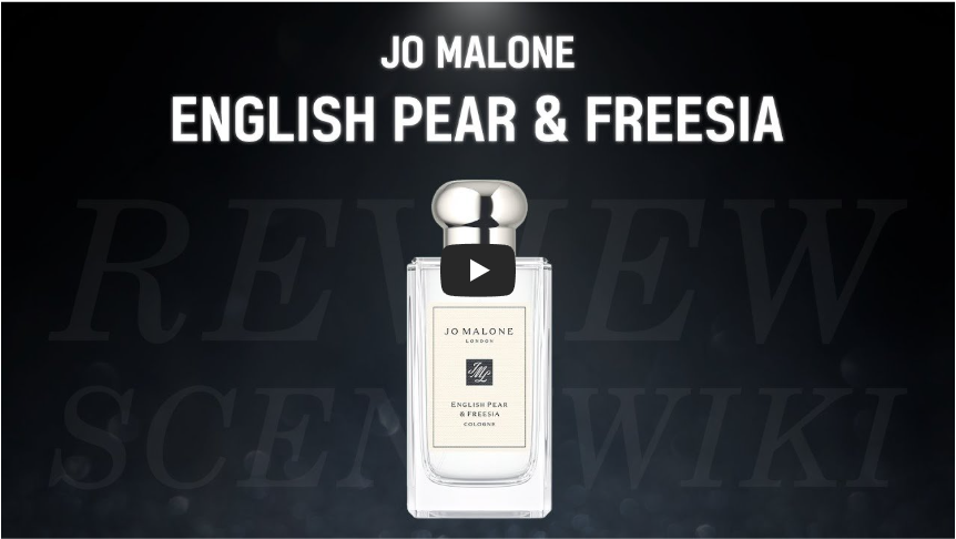 검은 배경 위에 &lsquo;JO MALONE ENGLISH PEAR &amp; FREESIA&rsquo;라는 흰색 대문자 제목이 상단을 가로지르고, 중앙에는 조 말론 잉글리쉬 페어 앤 프리지아 코롱 보틀과 재생 아이콘이 있는 향수 리뷰 영상 썸네일