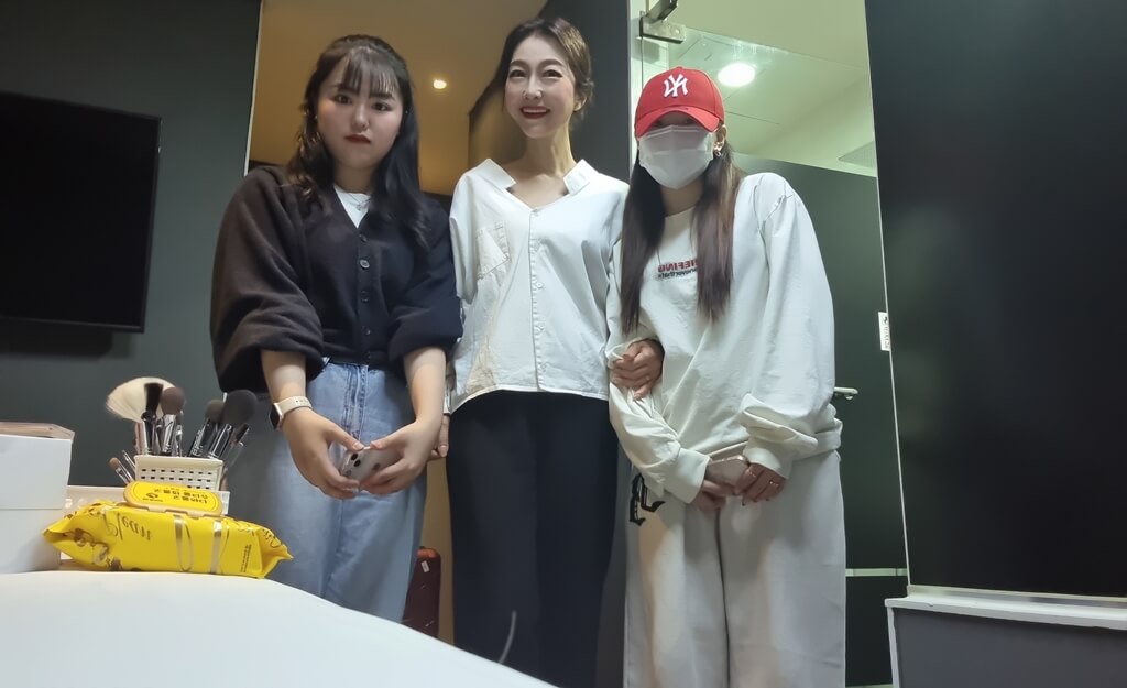 메이크업 아티스트 민선미(좌), 이선율 아나운서(중) 헤어 아티스트 유정아(우)
