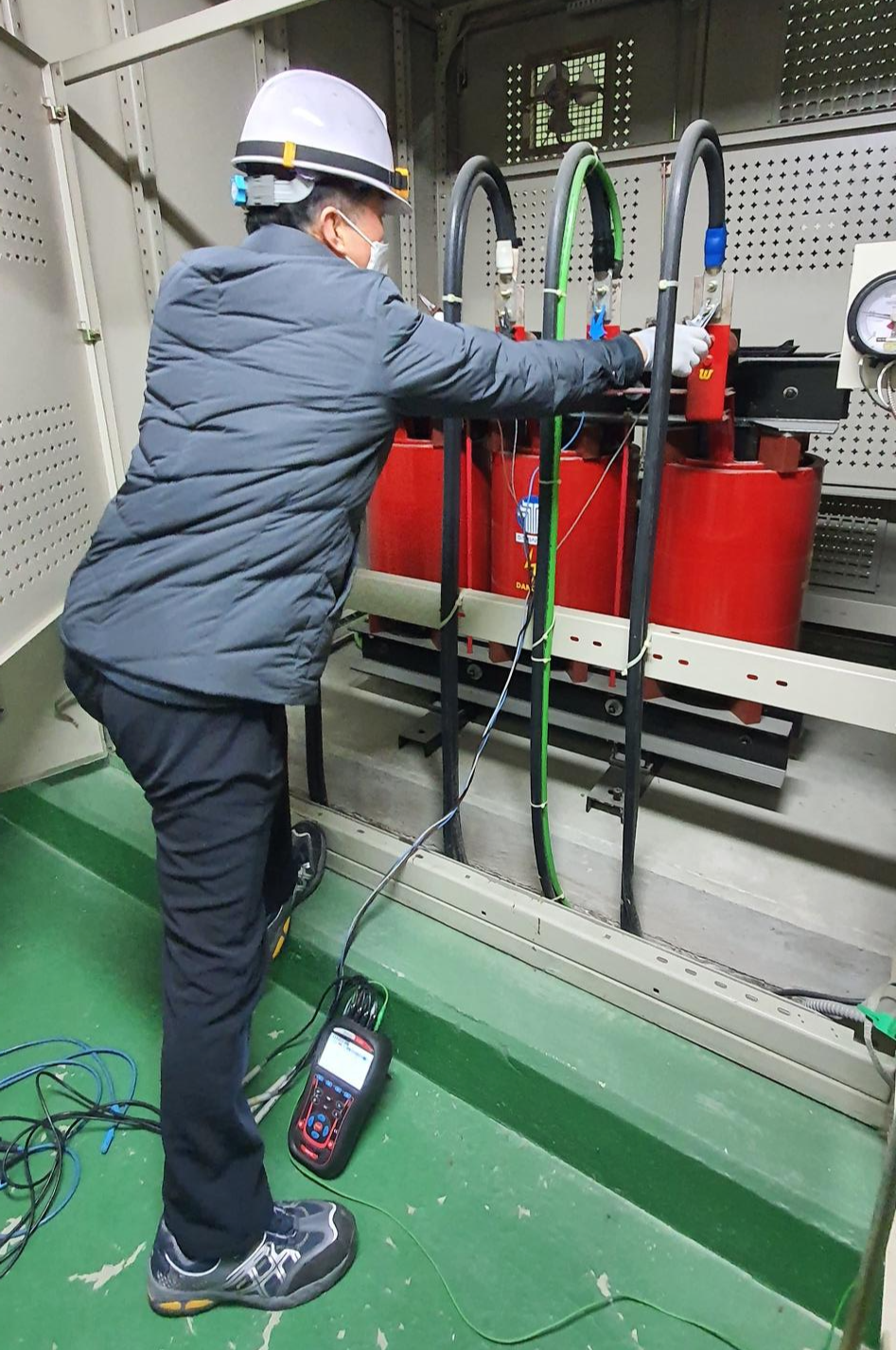전기실-변압기-점검중인-작업자
