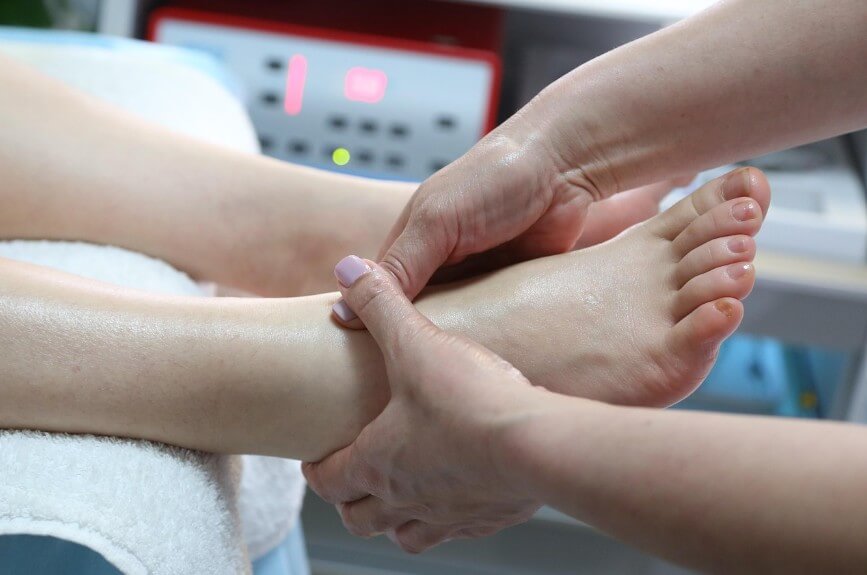 발 치료 중인 모습