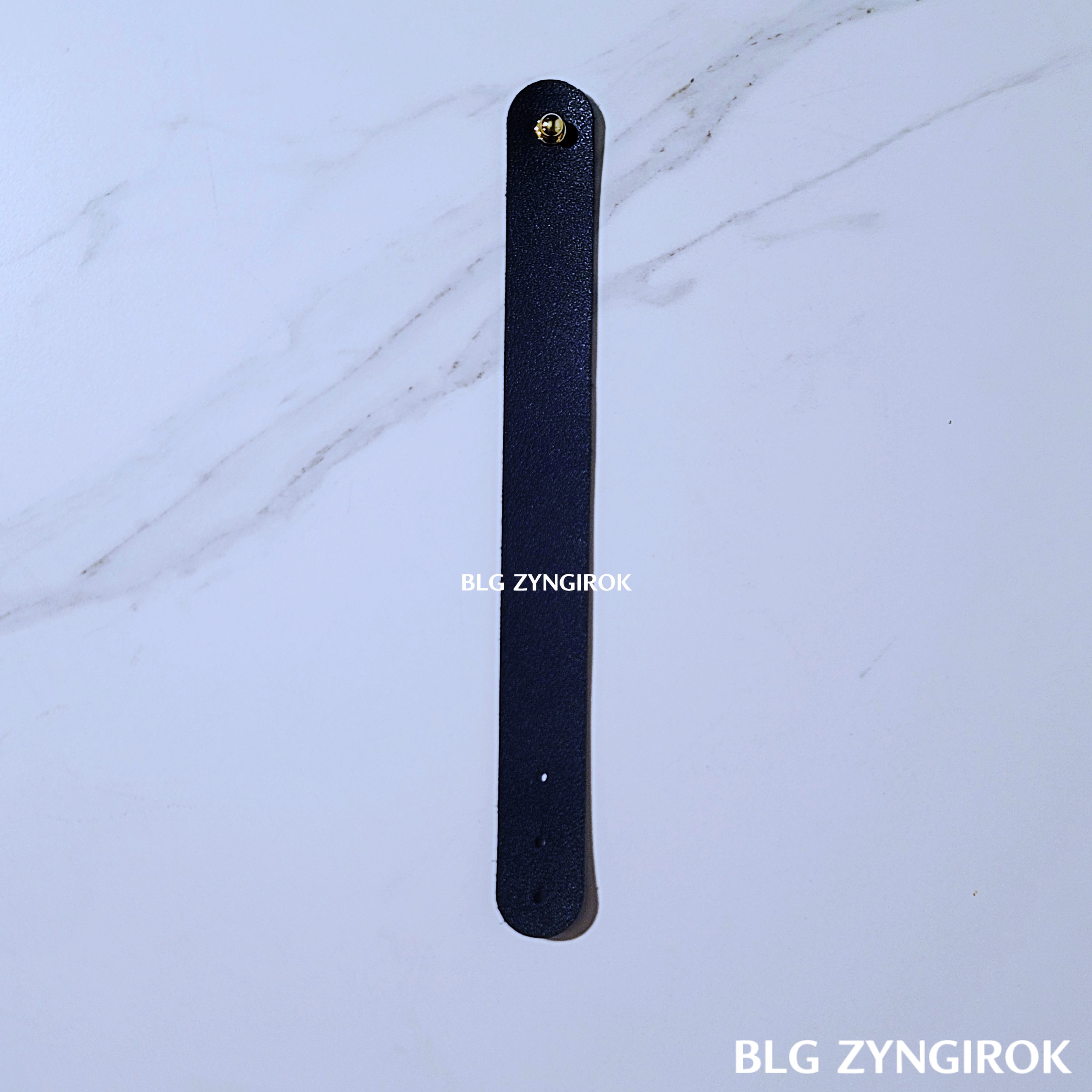 데스크 매트 묶게가 테이블 위에 놓여있다.