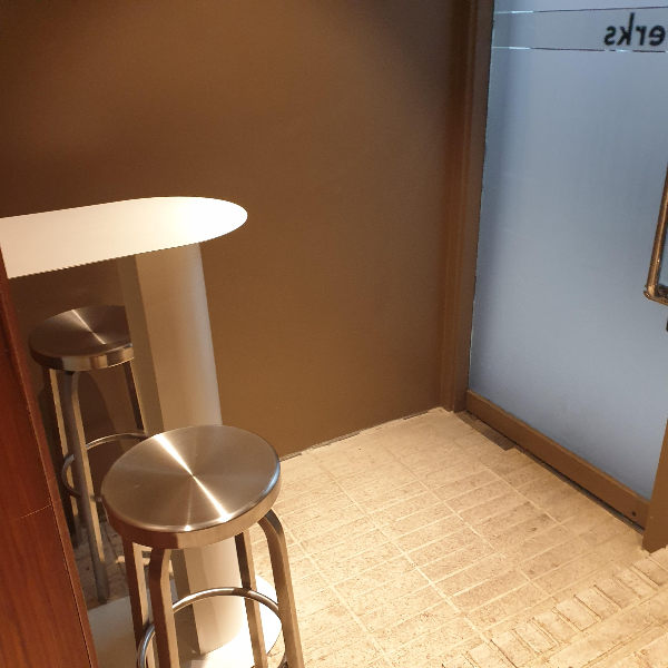 삼성역 스페셜티 커피 전문점 펔스 커피 (Perks Coffee)_뒷문에 놓인 테이블과 의자 두 개