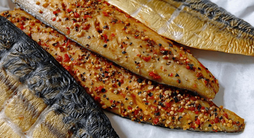 맛있게 구워진 고등어 네 조각