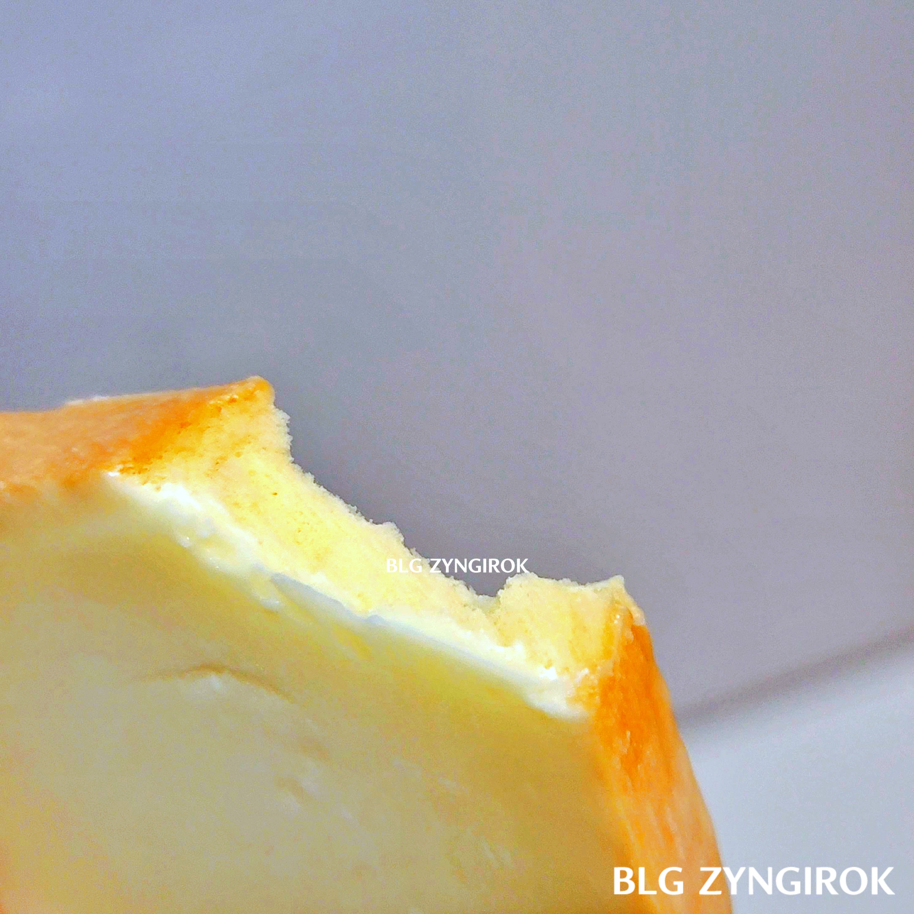 노브랜드 에그크림쿠키 배어 먹은 모습이다.