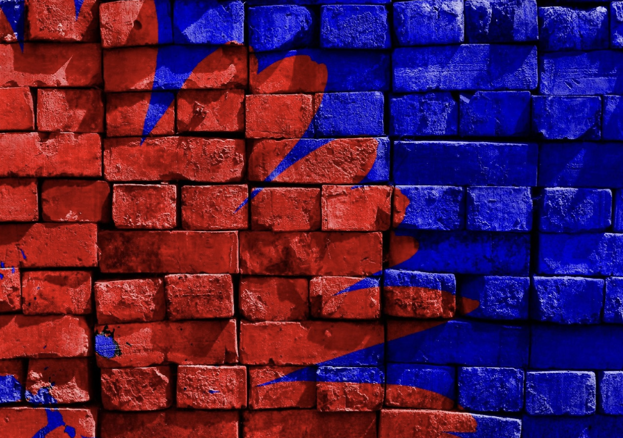 파란색을 덮어가는 빨간색 벽