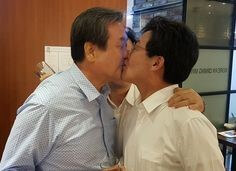 온랜만에-만난-두-남성이-서로의-목을-쓰다듬고-입을-맞추는-모습