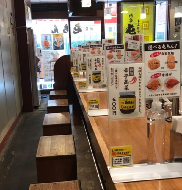 카운터 앞에 의자가 일렬로 놓여져 있다