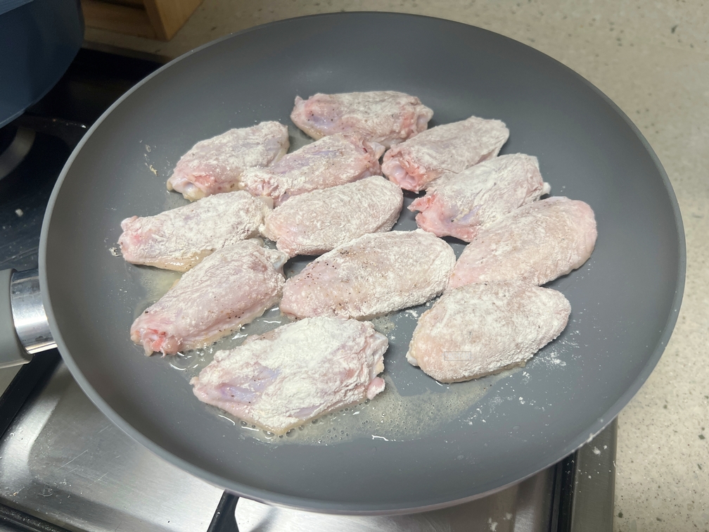 기름이 충분히 달궈지면 닭고기를 하나씩 올려서 구워주세요