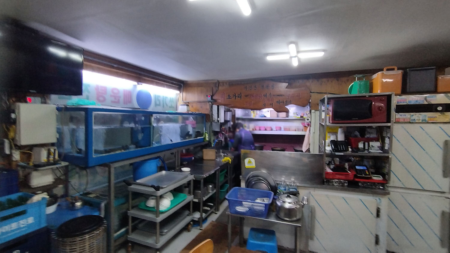 금강 자연산매운탕 주방분위기