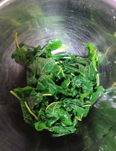 끓는 물에 살짝 데친 후 찬물에 헹구어 물기를 제거