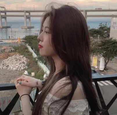 긴 머리 레이어드 컷에 어울리는 하트형 얼굴