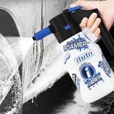 거품 세차를 펌프 스프레이어로 하는 장면