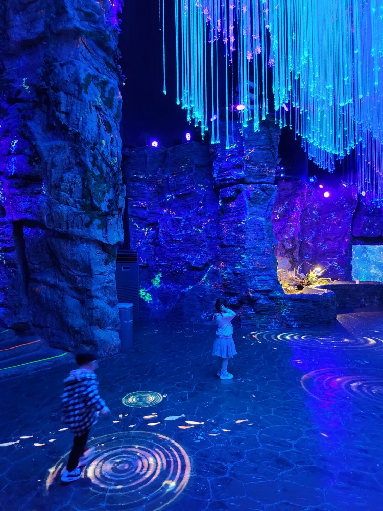 아쿠아리움을 구경하는 아이들