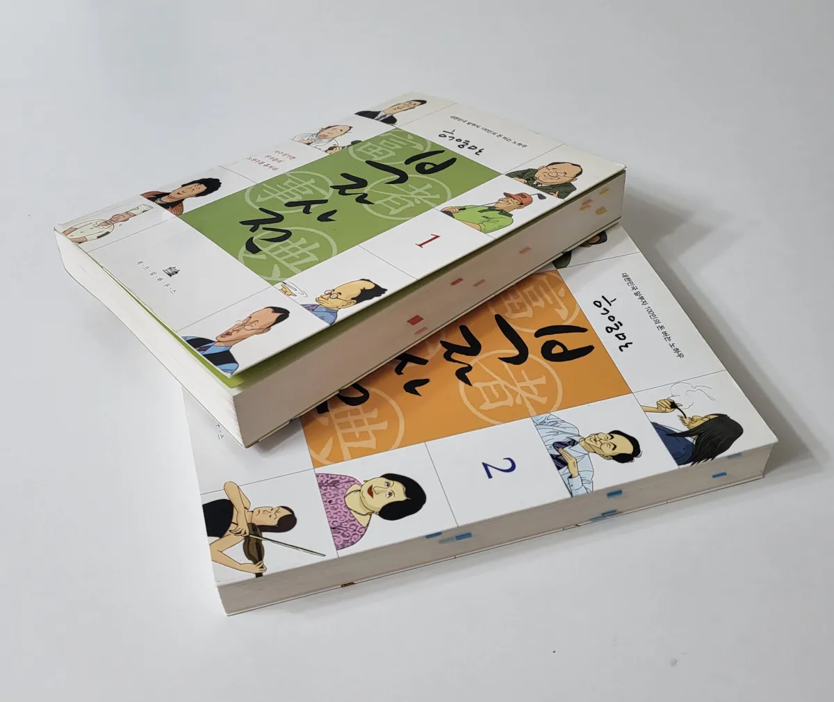 테이블-위에-놓인-책-부자사전-두-권