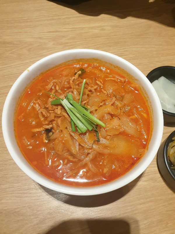 고기와 양파 그리고 부추가 올려져 있는 짬뽕.