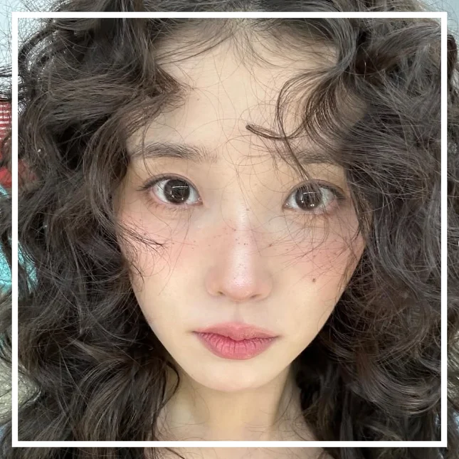 아이유 히피펌 주근깨 메이크업