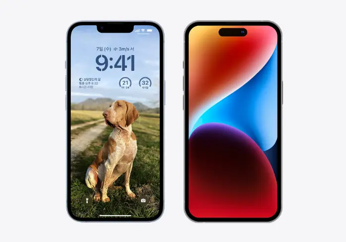 좌측에-노치-디자인-스마트폰이-있고-우측에-다이나믹-아일랜드-디자인-스마트폰이-있는-사진