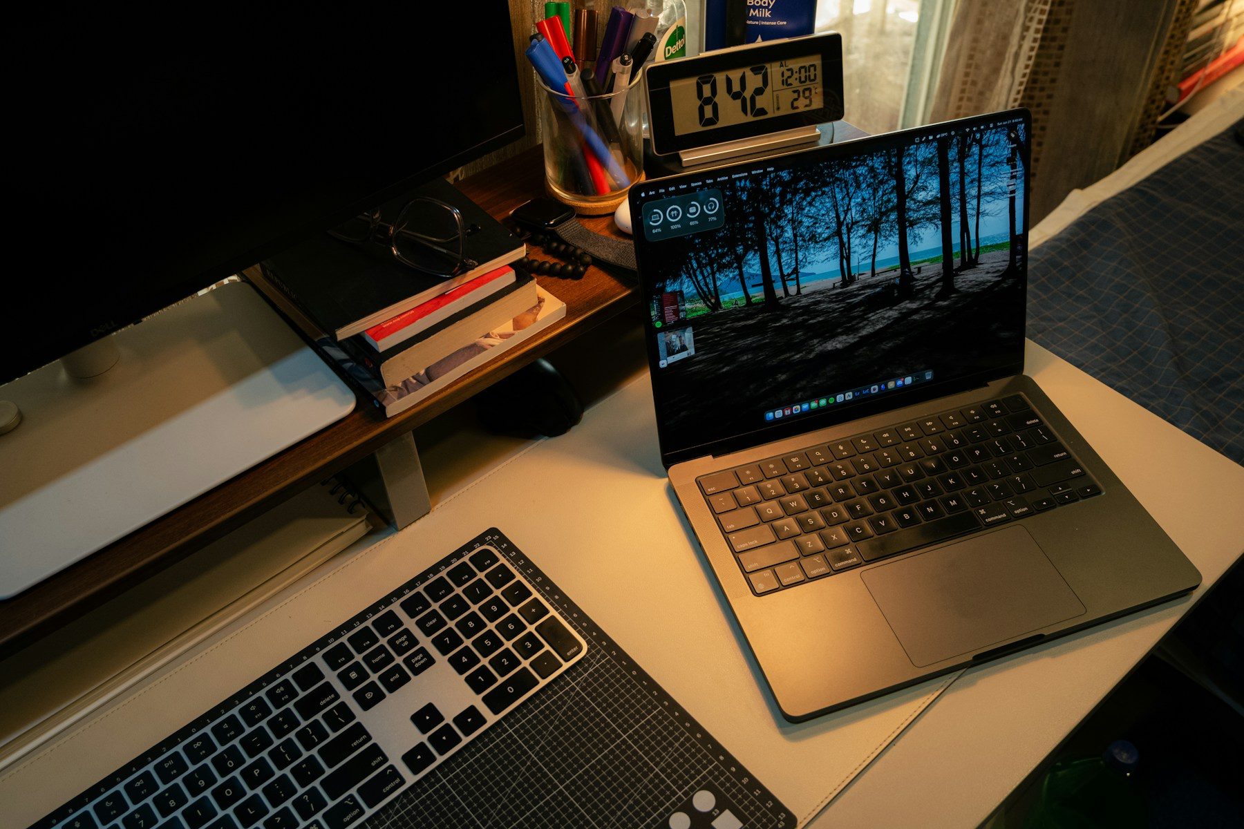 노트북과 키보드가 놓인 Mac 작업 공간의 자료 사진