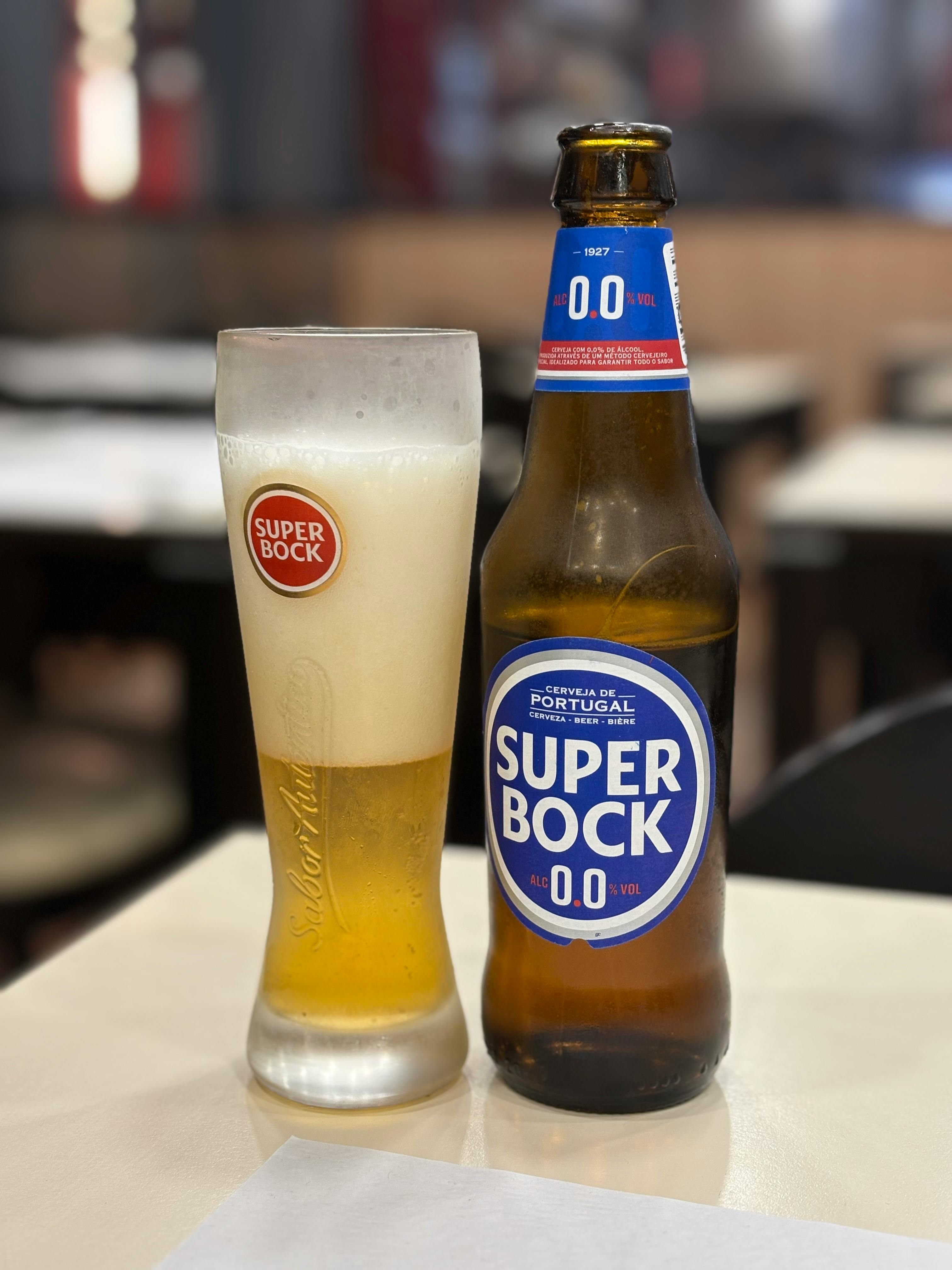 테이블 위의 무알콜 맥주