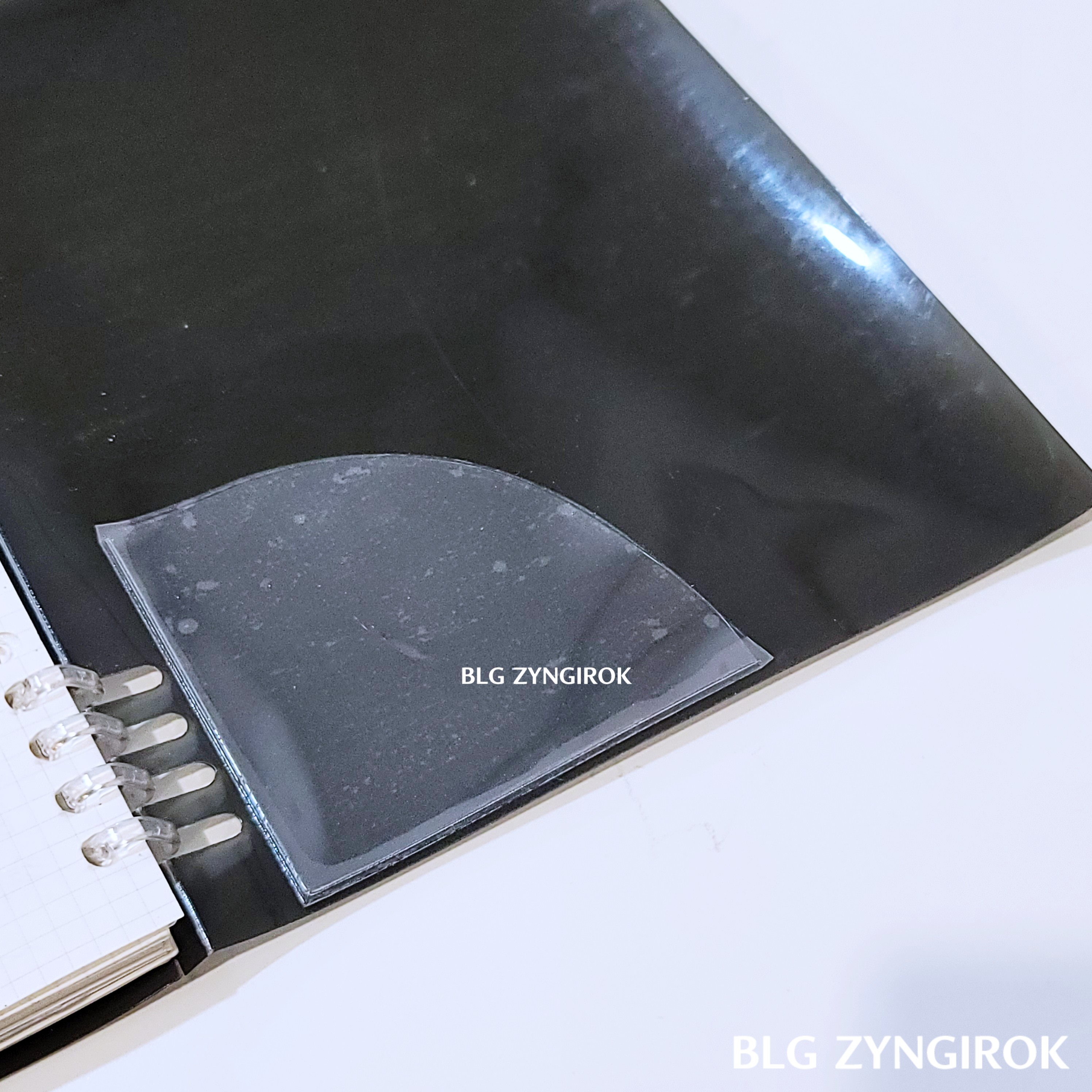 다이소 접착식 중현 포켓투명 부착한 모습이다.