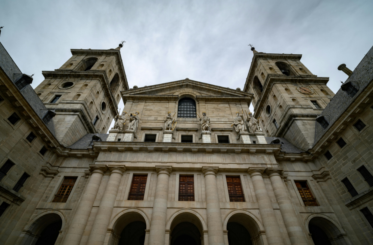 양식 차이분석 (고대신전, 중세성당, 현대빌딩)
