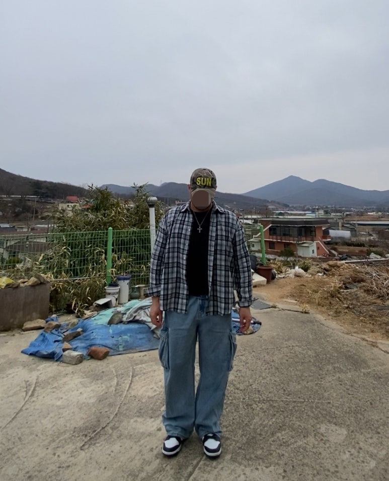 데일리룩('26. 3. 1.)블루썬플라워 SUN로고 카모볼캡, 스탠다드에러 87-STAN134 포켓체크셔츠, 무신사스탠다드 카고팬츠, 나이키 덩크로우 돌고래, 빈티지 십자가 목걸이, 무신사스탠다드 베이직 티셔츠