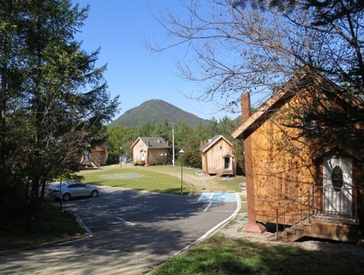 통나무집-숲-도로