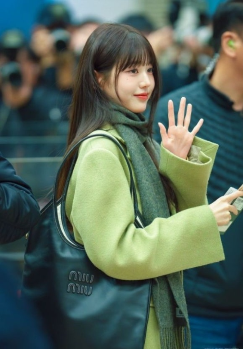 장원영 아이비백 착용 사진, 공항사진