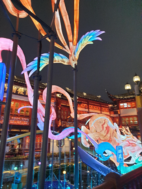 긴 꼬리를 휘날리며 나는 새와 뛰고 있는 사슴 + 호랑이 모양의 동물