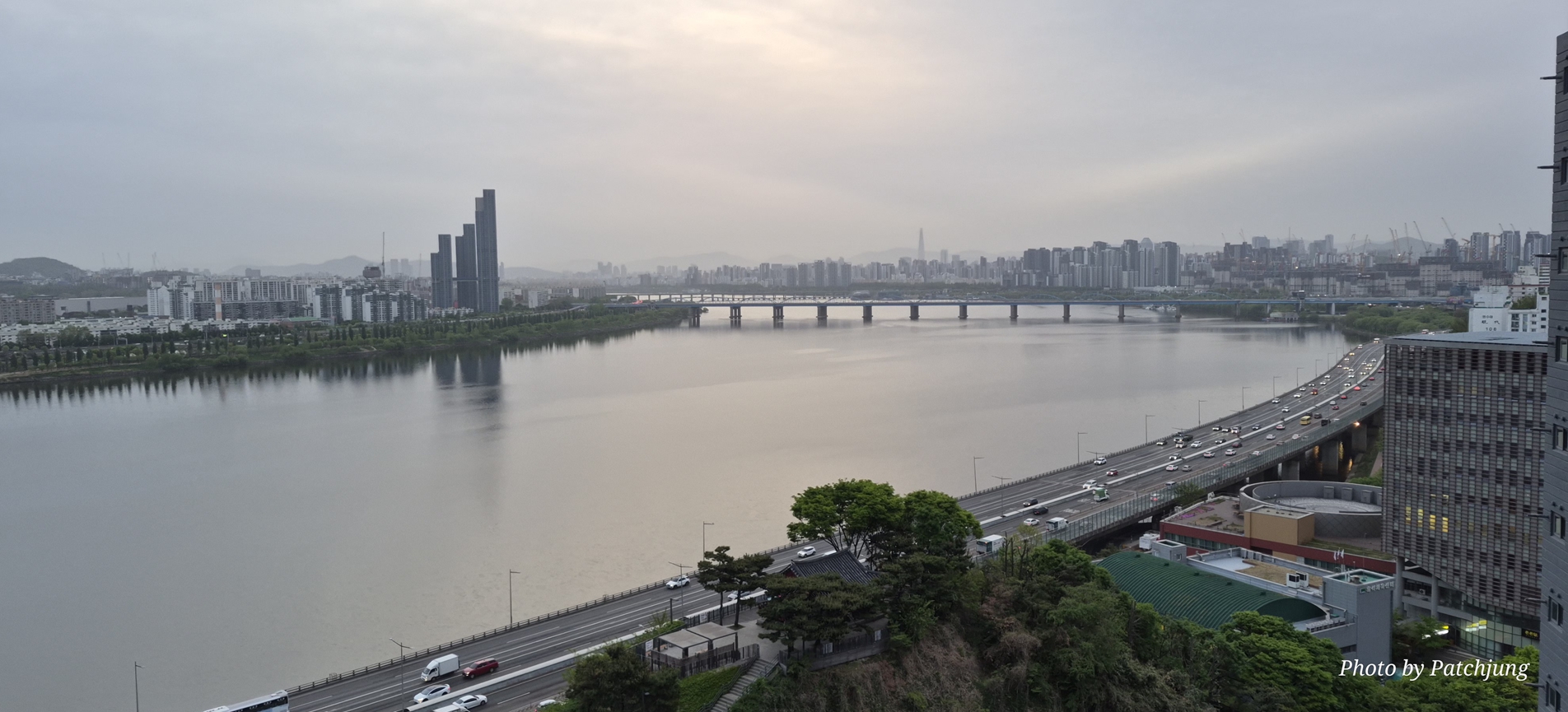 흑석동 아크로리버하임에서 바라본 4월 22일 새벽 한강의 고요한 전경