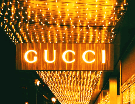 구찌 매장의 모습으로 영문자로 GUCCI가 적혀있고 황금빛 전등들로 장식됐다.