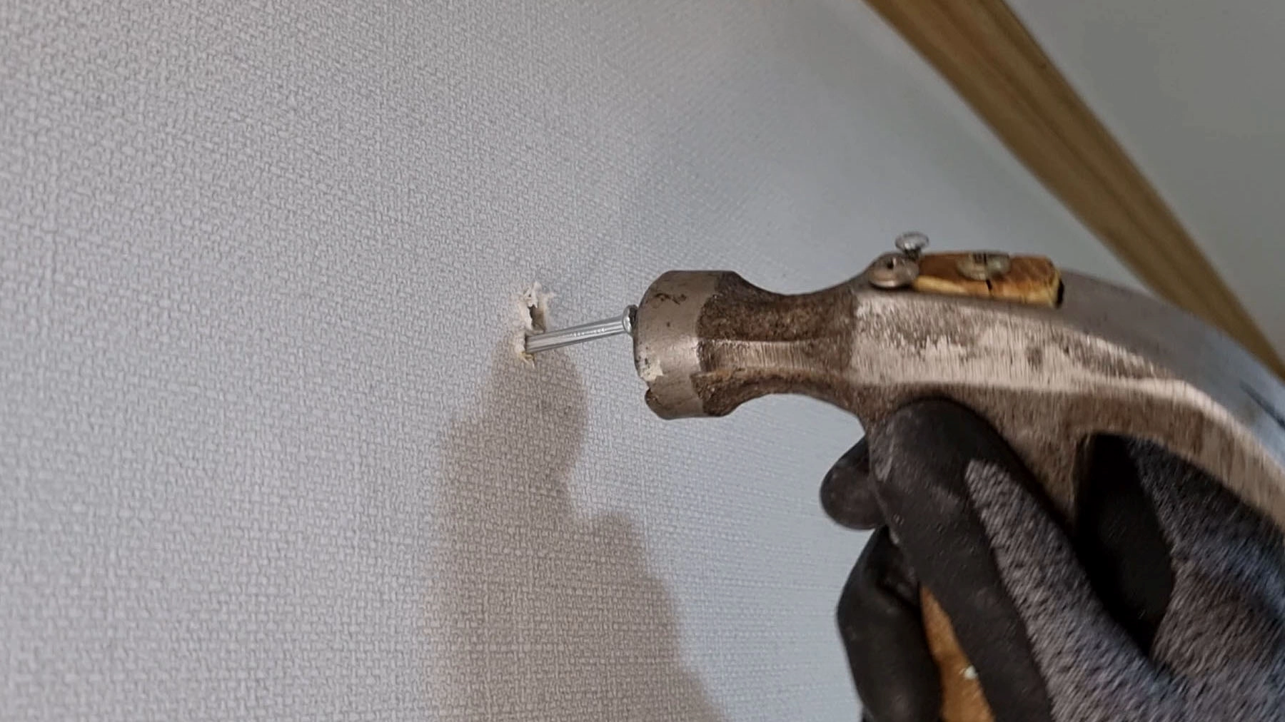 콘크리트 못 고정하는 모습