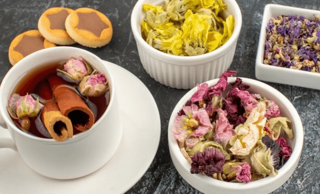 찻잎과 함께 놓여진 차