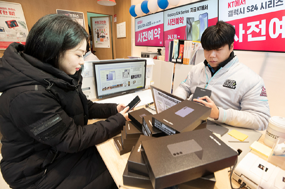 KT 모델이 갤럭시 S24 시리즈' 사전개통을 하고 있다. [사진=KT]