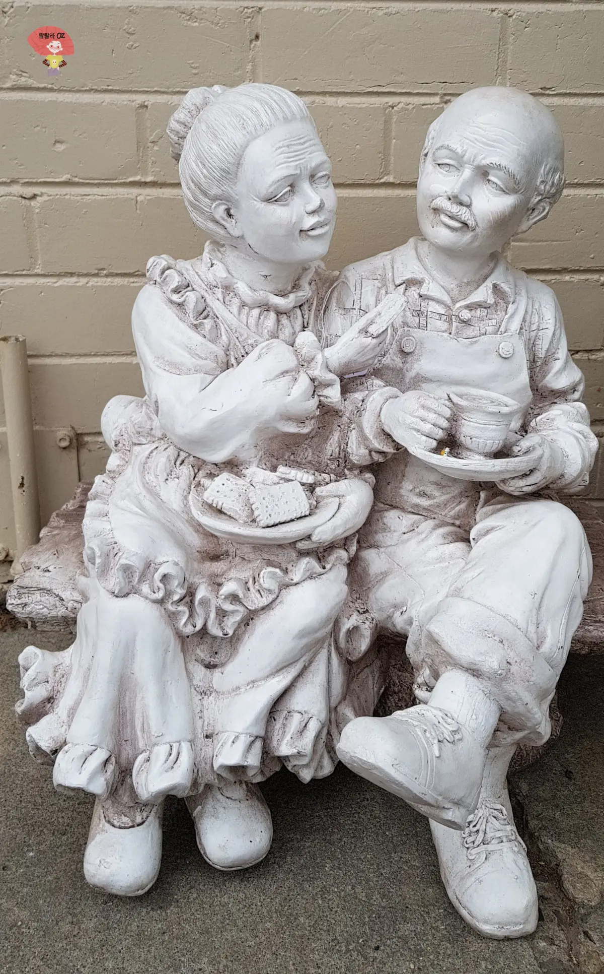 호주-멜버른-단데농-사사프라스-티샵-티리브즈-앞에-있는-석고상-노부부