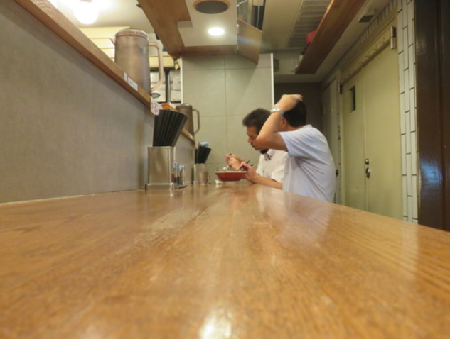일본 라면가게 길게 된 카운터석