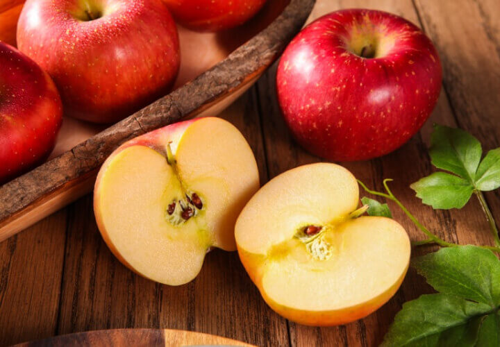 반으로-잘라놓은-사과