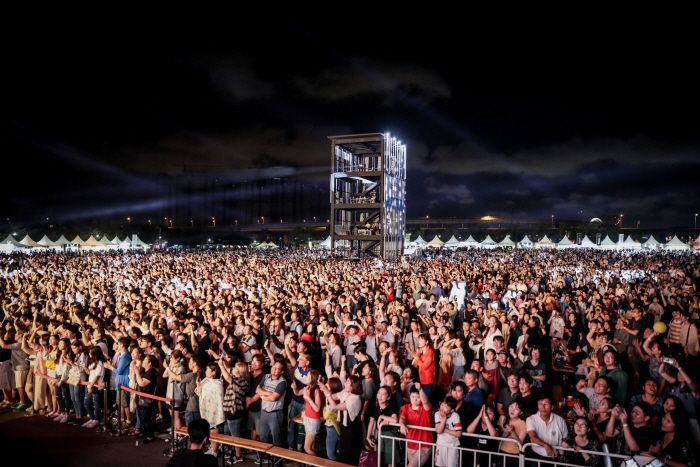 인천송도 맥주축제에서 공연을 관람중인 수많은 사람들