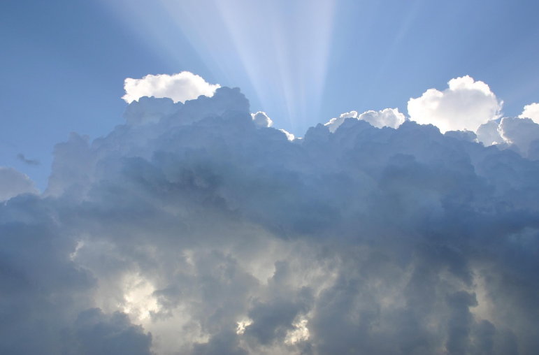 구름 사이로 쏟아지는 빛