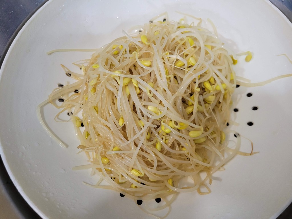 아삭하게 데친 뒤 체에 밭친 콩나물